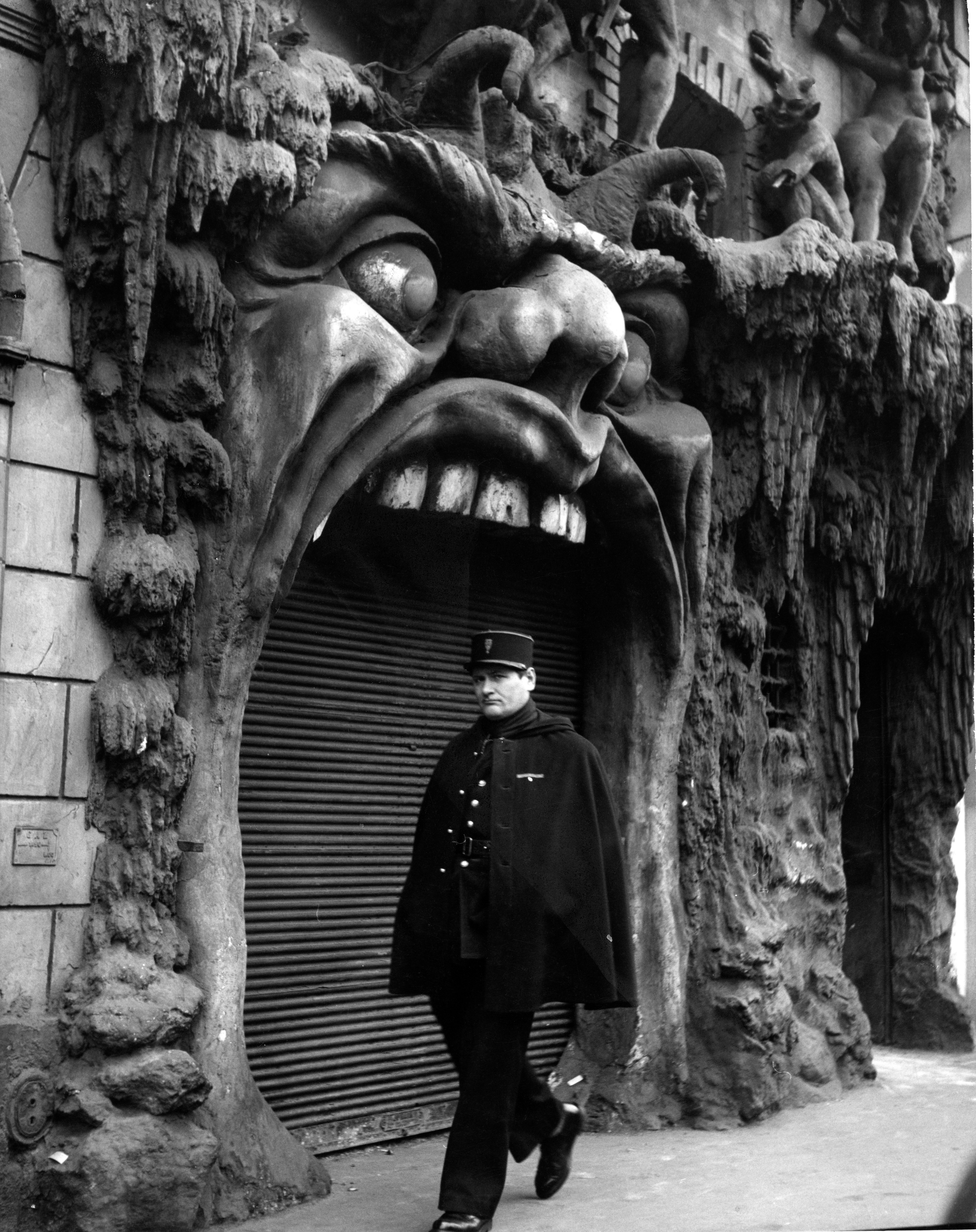 Robert DOISNEAU “L’enfer, Paris 1952” © Atelier Robert Doisneau