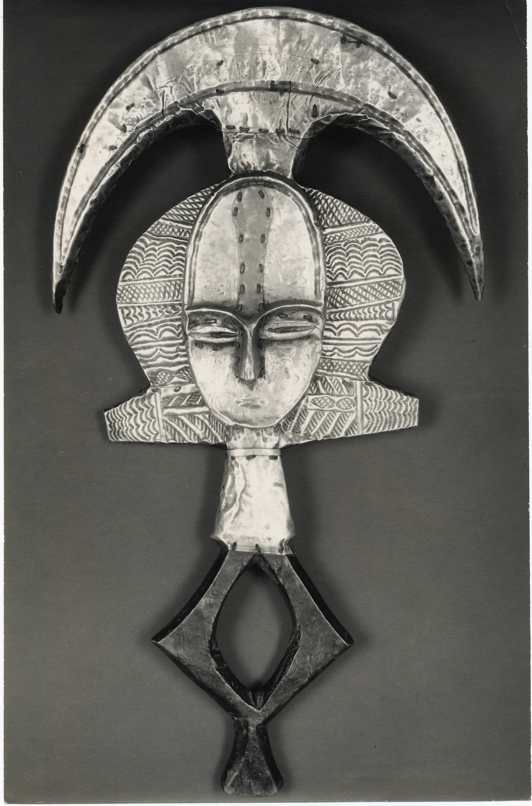 Walker Evans, Figure ancestrale, Gabon, 1935, Tirage argentique d'époque 23,5 x 15,2 cm
©DR